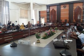 Anggota dewan interupsi oknum LSM merokok dalam rapat