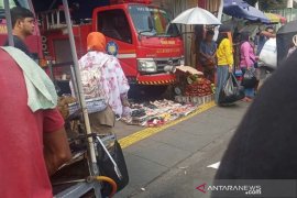 Satpol PP temukan dagangan PKL dalam Pos Damkar Tanah Abang