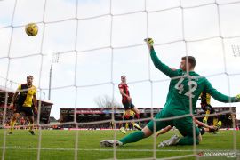 Everton rekrut kiper Bournemouth Mark Travers