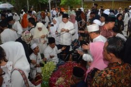 Proses pemakaman almarhum KH Salahuddin Wahid Page 1 Small