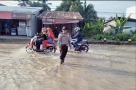 Sungai Indragiri meluap, Polisi siagakan petugas atur lalu lintas