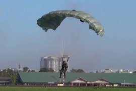 Warga Medan nikmati atraksi terjun payung TNI AU