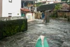 Sungai Manunggal Yogyakarta meluap dan robohkan talut