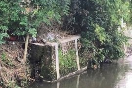 Yogyakarta melakukan penanganan sementara talut ambrol akibat hujan