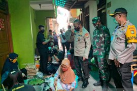 Berbagi berkah Ramadhan, polisi berdayakan warteg dan ibu-ibu PKK