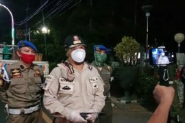 Pemberlakukan PSBB, Satpol PP tutup paksa KFC