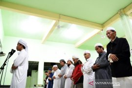 Sholat taraweh 30 juz di malam terakhir Ramadhan Page 1 Small