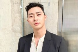 Park Seo Joon menerima piagam Youtube Gold Play Button