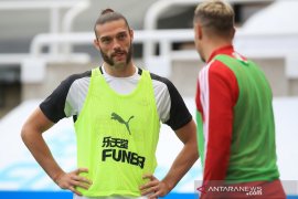 Mantan striker Liverpool Andy Carroll gabung dengan klub divisi enam
