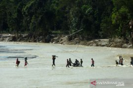 PENGUNGSI MENYEBERANGI SUNGAI GUNA DAPATKAN BANTUAN Page 1 Small