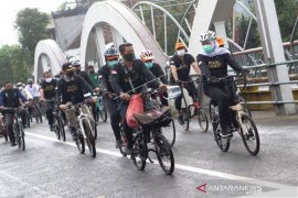 Khofifah Gowes Bareng Penyintas COVID-19 Page 1 Small