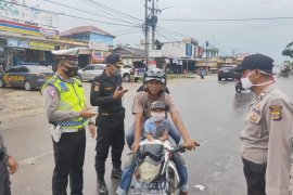 Polres Mesuji bagikan masker kepada pengguna jalan di Jalinsum Page 1 Small