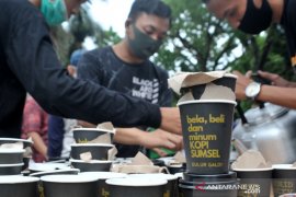 Pegiat kopi bagikan ribuan gelas kopi di Car Free Day Kambang Iwak Page 1 Small