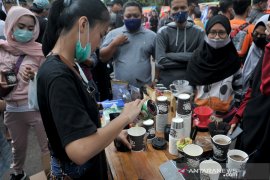 Pegiat kopi bagikan ribuan gelas kopi di Car Free Day Kambang Iwak Page 2 Small