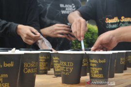 Pegiat kopi bagikan ribuan gelas kopi di Car Free Day Kambang Iwak Page 3 Small