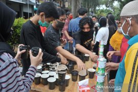 Pegiat kopi bagikan ribuan gelas kopi di Car Free Day Kambang Iwak Page 5 Small