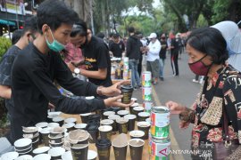 Pegiat kopi bagikan ribuan gelas kopi di Car Free Day Kambang Iwak Page 6 Small