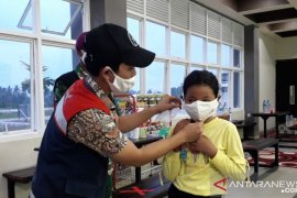 Pembagian masker buat pedagang oleh PT Hutama Karya Page 1 Small