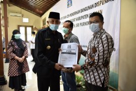 Bupati Sleman menyerahkan IMB dispensasi rumah ibadat dan tempat ibadat