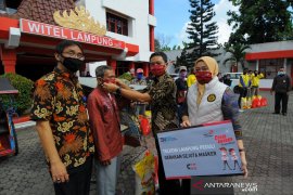 PT Telkom Wilayah Lampung membagikan 1.000 paket sembako kepada masyarakat terdampak COVID-19. Page 3 Small