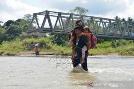 Murid Sekolah Terpaksa Menyeberangsi Sungai Di Desa Pedalam Aceh Page 1 Small