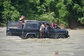 Murid Sekolah Terpaksa Menyeberangsi Sungai Di Desa Pedalam Aceh Page 2 Small