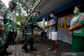 Kodam XIII/Merdeka serahkan bantuan untuk korban banjir Page 1 Small