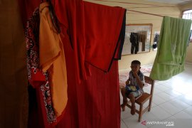 PENGUNGSI BANJIR MASIH BERTAHAN DI SEKOLAH Page 3 Small