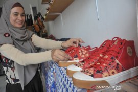 Sepatu sandal berbahan jumputan Palembang Page 1 Small