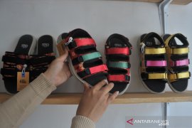 Sepatu sandal berbahan jumputan Palembang Page 2 Small