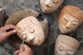 Perajin topeng Panji di Malang