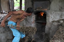 PRODUKSI MENINGKAT HARGA MINYAK NILAM TURUN Page 2 Small