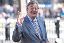 Warganet minta maaf, Stephen Fry dikira juri All England