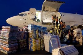 Bantuan logistik untuk korban banjir NTT Page 1 Small