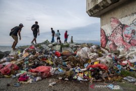 Penumpukan sampah di pantai wisata Talise Palu Page 2 Small