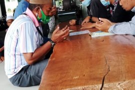 Warga Muslim Jayapura Bayar Zakat Fitrah Page 1 Small