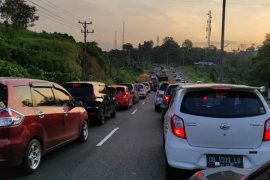 Pemandangan kemacetan lalu lintas di Jalan Ring Road Manado Page 1 Small