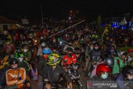 Pemudik Motor Padati Jalur Pantura Karawang Page 1 Small