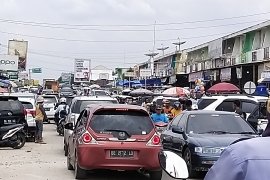 Pasar Simpang Pematang dipadati pengunjung  Page 3 Small