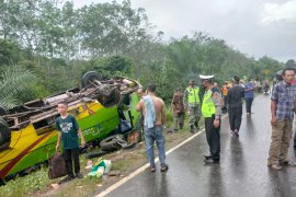 Bus terbalik di Jalinsum Mesuji, Lampung Page 4 Small