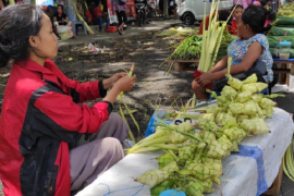 Penjualan ketupat jelang Lebaran Ketupat di Manado Page 2 Small