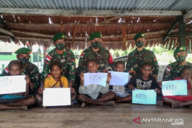 Satgas TNI Kreasikan Ide Anak Perbatasan RI-PNG Page 1 Small