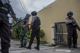 EVAKUASI JENAZAH ANGGOTA MIT POSO TERKENDALA CUACA Page 2 Small