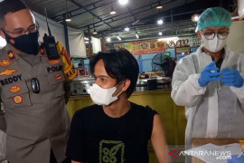 Polsektro Setiabudi bidik PKL untuk ikut vaksinasi pada malam hari