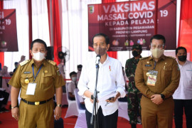 Presiden RI Jokowi tinjau pelaksanaan vaksinasi pelajar di Pesawaran Page 2 Small