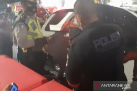 Petugas Polsek Pancoran evakuasi jenazah dalam mobil