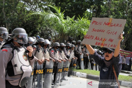 BENTROK MAHASISWA DENGAN KEPOLISIAN DI KENDARI Page 4 Small