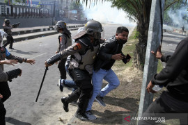 BENTROK MAHASISWA DENGAN KEPOLISIAN DI KENDARI Page 2 Small