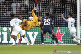 PSG dilaporkan akan rekrut kiper Lille Lucas Chevalier