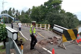 Jembatan Meninting patah akibat tak kuat menahan banjir bandang Page 3 Small